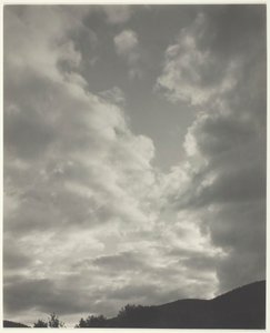 Musica - Una sequenza di dieci fotografie di nuvole, n. II, 1922 da Alfred Stieglitz