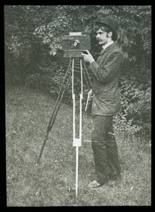 Autoritratto con Fotocamera, Treppiede e Pistola da Alfred Stieglitz