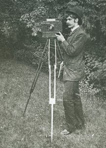 Autoritratto con fotocamera, treppiede e pistola, 1886 da Alfred Stieglitz
