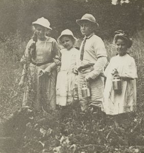 Senza titolo (Flora, Elizabeth, Howard e Kitty nel campo di Lake George) da Alfred Stieglitz