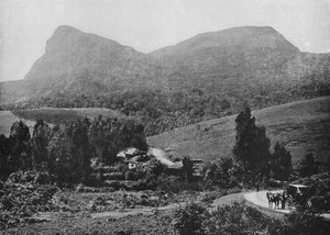 Sulla strada per Hakgalla. Roccia di Hakgalla in lontananza, c1890, 1910 da Alfred William Amandus Plate
