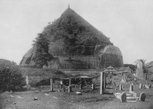 Le città rovinate di Anuradhapura. Ruanwella Dagoba, Piattaforma degli Elefanti, c1890, 1910 da Alfred William Amandus Plate