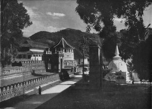 Il Tempio del Dente Sacro e Dagoba, Kandy, Ceylon, c1890, 1910 da Alfred William Amandus Plate