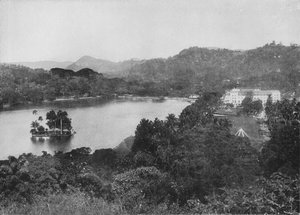 Vista del Lago di Kandy dal Lady Hortons Drive, Kandy da Alfred William Amandus Plate