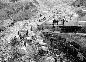 Caricamento di blocchi di marmo alla cava di Ravaccione