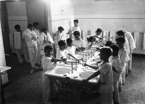 Villa Rosa Maltoni Mussolini: bambini che si lavano prima di andare a letto da Fratelli Alinari