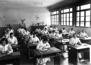 Villa Rosa Maltoni Mussolini: studentesse durante una lezione di disegno