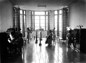 Villa Rosa Maltoni Mussolini: studentesse durante una lezione di musica da Fratelli Alinari