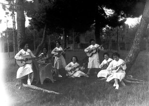 Villa Rosa Maltoni Mussolini: studentesse durante una lezione di musica, all