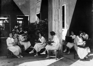 Villa Rosa Maltoni Mussolini: studentesse durante una lezione di pittura da Fratelli Alinari