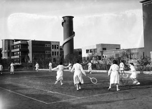 Villa Rosa Maltoni Mussolini: studentesse durante una partita di tennis (foto in bianco e nero) da Fratelli Alinari