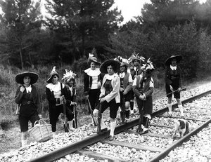 Villa Rosa Maltoni Mussolini: gruppo di adolescenti che posano sui binari ferroviari, indossando costumi tradizionali friulani da Fratelli Alinari