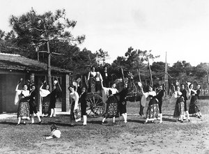 Villa Rosa Maltoni Mussolini: gruppo di adolescenti in costumi tradizionali siciliani (foto in bianco e nero)