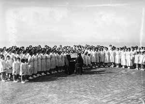 Villa Rosa Maltoni Mussolini: gruppo di ragazze che praticano una canzone