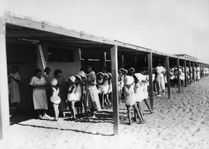Villa Rosa Maltoni Mussolini: distribuzione dei pasti sulla spiaggia da Fratelli Alinari