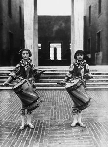 Villa Rosa Maltoni Mussolini: due giovani ragazze vestite da paggi da Fratelli Alinari