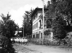 Villa Rosa Maltoni Mussolini: giovani studentesse in passeggiata