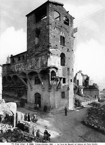 Seconda Guerra Mondiale: danni causati dal bombardamento alla Torre dei Mannelli alla fine del Ponte Vecchio, a Firenze. Questa fotografia faceva parte della Collezione Brogi, ma ora appartiene alla Collezione Alinari