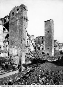 Seconda Guerra Mondiale: le macerie in Via Por Santa Maria con le Torri dei Baldovinetti e Amidei a Firenze, dopo il bombardamento. Questa fotografia era precedentemente parte della Collezione Brogi, ma ora appartiene alla Collezione Alinari da Fratelli Alinari