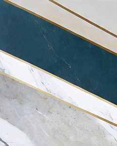 Eleganti strisce dorate su fondo marmo