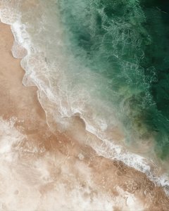 Onde sulla costa smeraldina