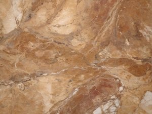 Marmo dalle tonalità ricche e terrose