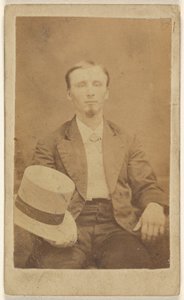 [Uomo non identificato con pizzetto seduto, tiene un cappello a cilindro chiaro sulle ginocchia]. da Alphesu M. Lyons
