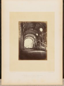 Il Palazzo di Giustizia in fiamme. Vista interna della Salle des Pas-Perdus.