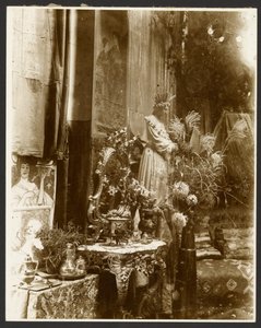 [Un angolo dello studio di Mucha con statue, stampe e fiori, Rue du Val-de-Grâce, Parigi]. da Alphonse Maria Mucha