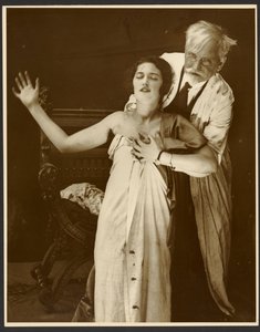 [Alphonse Mucha in costume con la figlia Jaroslava come modella per il manifesto, "De Forest Phonofilm" il primo "talkie" proiettato nel cinema Bio Adria (Praga), Zbiroh, Boemia].