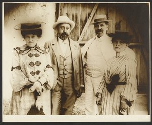 [Alphonse Mucha con le sorelle Ana e Andela e il marito di Andela, Jan Remunda, Rosice vicino a Brno, Moravia].