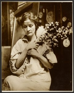 [Modello femminile con fiori in mano] da Alphonse Maria Mucha