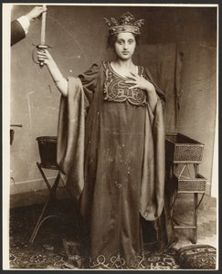 [Modello femminile che indossa la corona e impugna la spada]