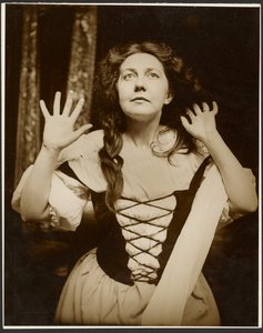 [Modello femminile in costume contadino in posa con lo sguardo rivolto verso l