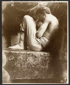 [Modello maschile in posizione fetale, Parigi]. da Alphonse Maria Mucha