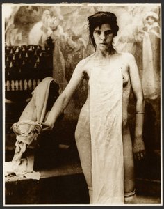 [Modello femminile nudo avvolto in un tessuto].