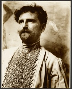[Autoritratto in camicia elegante]