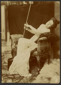 [Donna che fa la modella su una panchina]