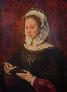Giovane donna in preghiera che legge un Libro d