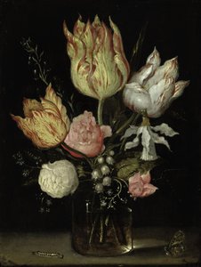Natura morta di fiori in un vaso di vetro con bruco e farfalla