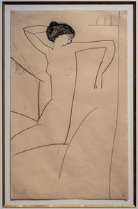 Anna Akhmatova, seduta e nuda, che appoggia la testa sulla spalla sinistra