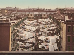 Un lunedì di lavaggio, New York City da American 20th Century, Detroit Photographic Company