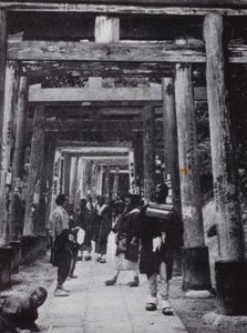Approccio al Tempio Shinto di Inari da American Photographer (after)