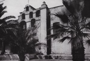 California: Campane della Missione San Gabriel, fondata nel 1771, sui pendii delle colline vicino a Pasadena da American Photographer (after)