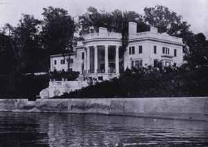 Charles A Platt: Gwinn, Facciata sul Lago