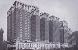 Chicago: Stevens Hotel, con Blackstone Hotel a Destra da American Photographer (after)