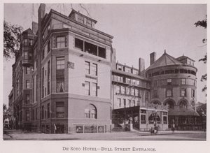Hotel De Soto, Ingresso di Bull Street (foto in bianco e nero) da American Photographer (after)