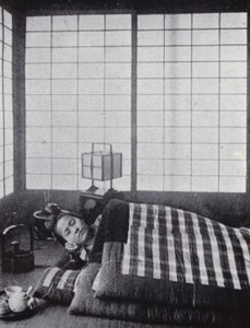 Ragazza addormentata tra trapunte imbottite con un cuscino di legno da American Photographer (after)
