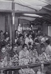 Ragazze che decorano ceramiche economiche da American Photographer (after)