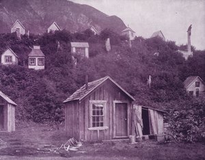 Case di sepoltura indiane vicino alla città di Juneau, Alaska da American Photographer (after)